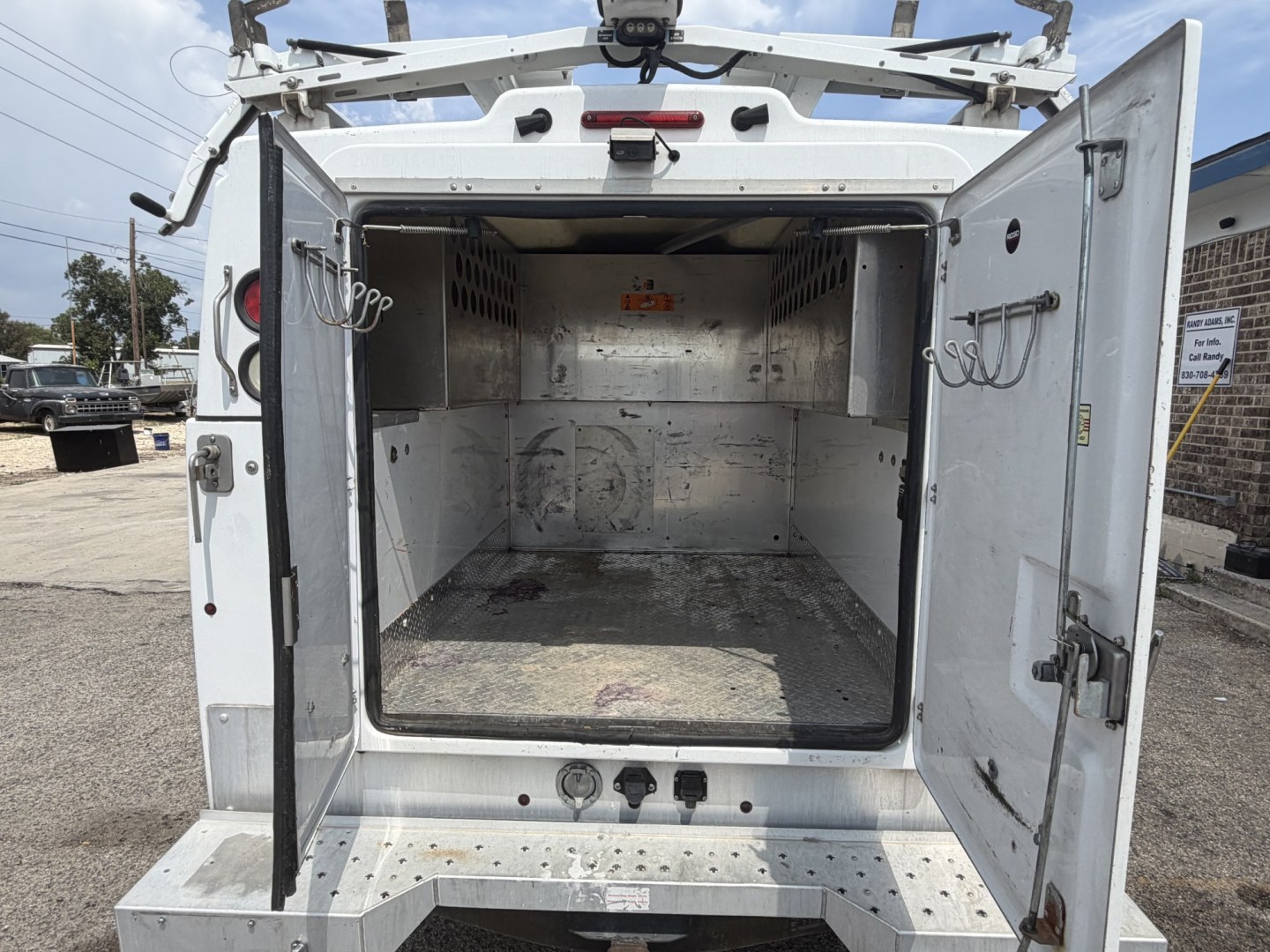 2013 White Ford F-350 SD XL 2WD (1FDRF3A65DE) with an 6.2L V8 OHV 16V engine, 6A transmission, located at 1687 Business 35 S, New Braunfels, TX, 78130, (830) 625-7159, 29.655487, -98.051491- Photo#5