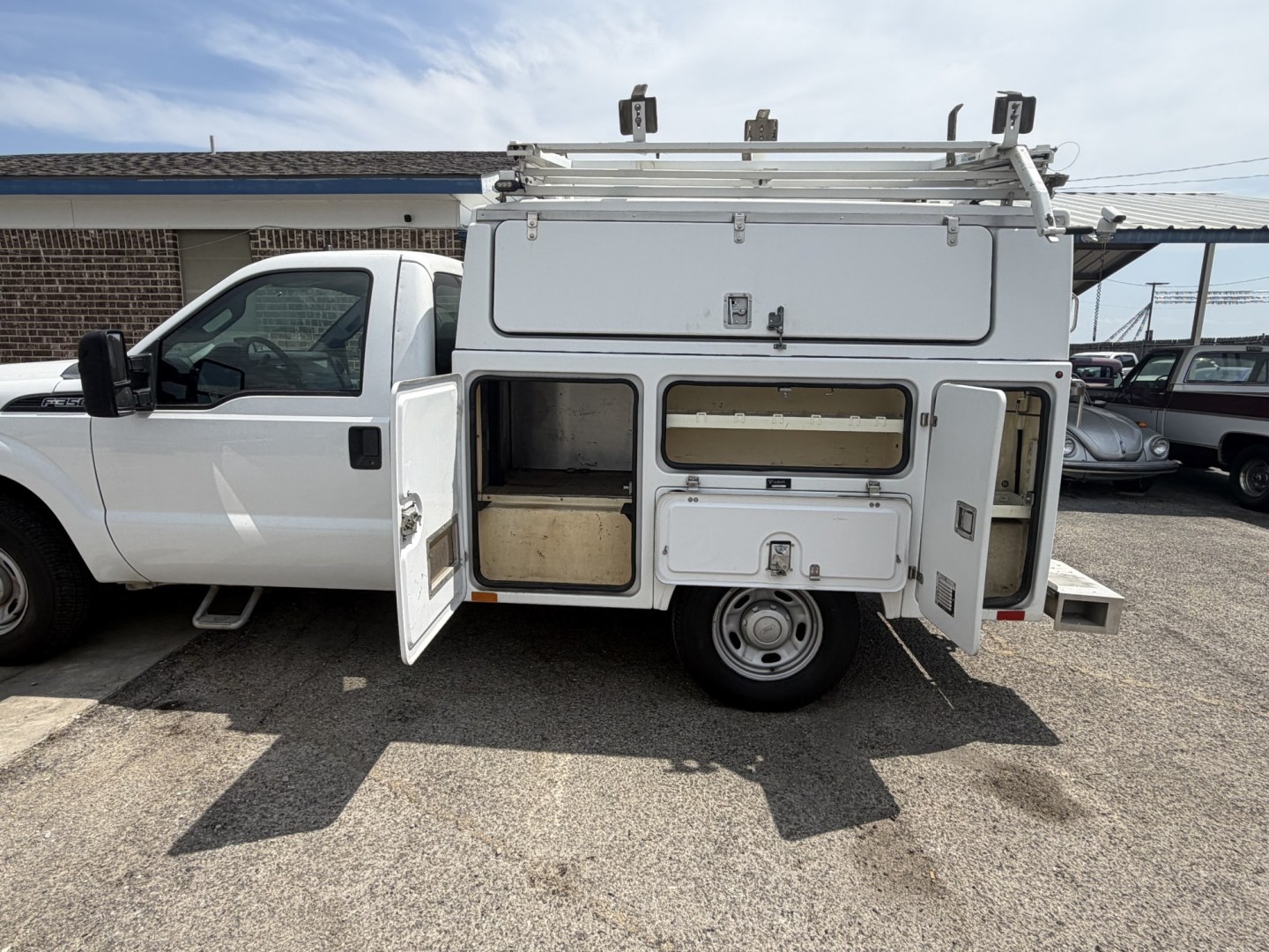 2013 White Ford F-350 SD XL 2WD (1FDRF3A65DE) with an 6.2L V8 OHV 16V engine, 6A transmission, located at 1687 Business 35 S, New Braunfels, TX, 78130, (830) 625-7159, 29.655487, -98.051491- Photo#7