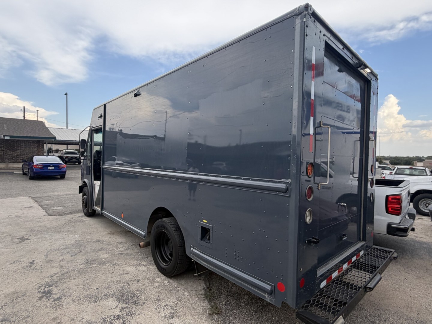 2020 Blue Ford Stripped Chassis - (1F65F5KN5L0) with an 7.3L V8 OHV 16V engine, located at 1687 Business 35 S, New Braunfels, TX, 78130, (830) 625-7159, 29.655487, -98.051491- Photo#2