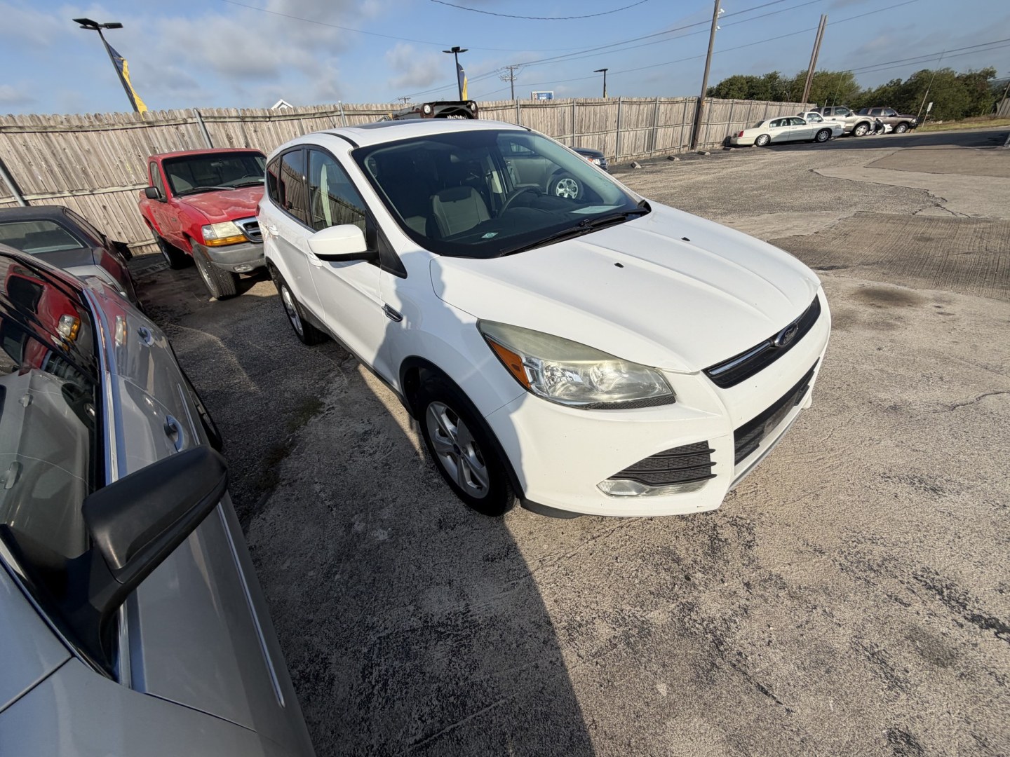 2016 White Ford Escape SE FWD (1FMCU0G95GU) with an 2.0L L4 DOHC 16V engine, 6A transmission, located at 1687 Business 35 S, New Braunfels, TX, 78130, (830) 625-7159, 29.655487, -98.051491- Photo#1