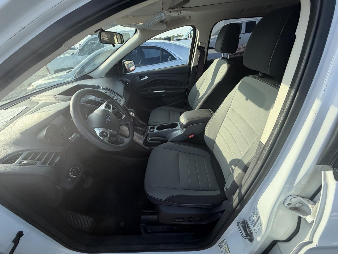 2016 White Ford Escape SE FWD (1FMCU0G95GU) with an 2.0L L4 DOHC 16V engine, 6A transmission, located at 1687 Business 35 S, New Braunfels, TX, 78130, (830) 625-7159, 29.655487, -98.051491- Photo#10