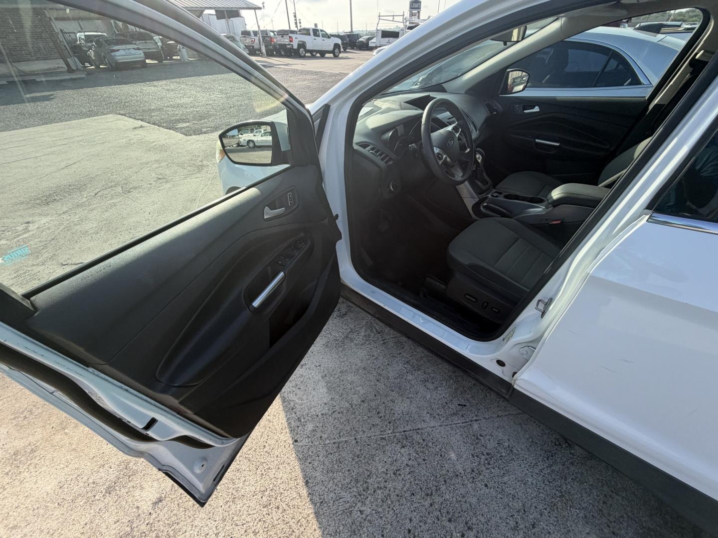 2016 White Ford Escape SE FWD (1FMCU0G95GU) with an 2.0L L4 DOHC 16V engine, 6A transmission, located at 1687 Business 35 S, New Braunfels, TX, 78130, (830) 625-7159, 29.655487, -98.051491- Photo#9