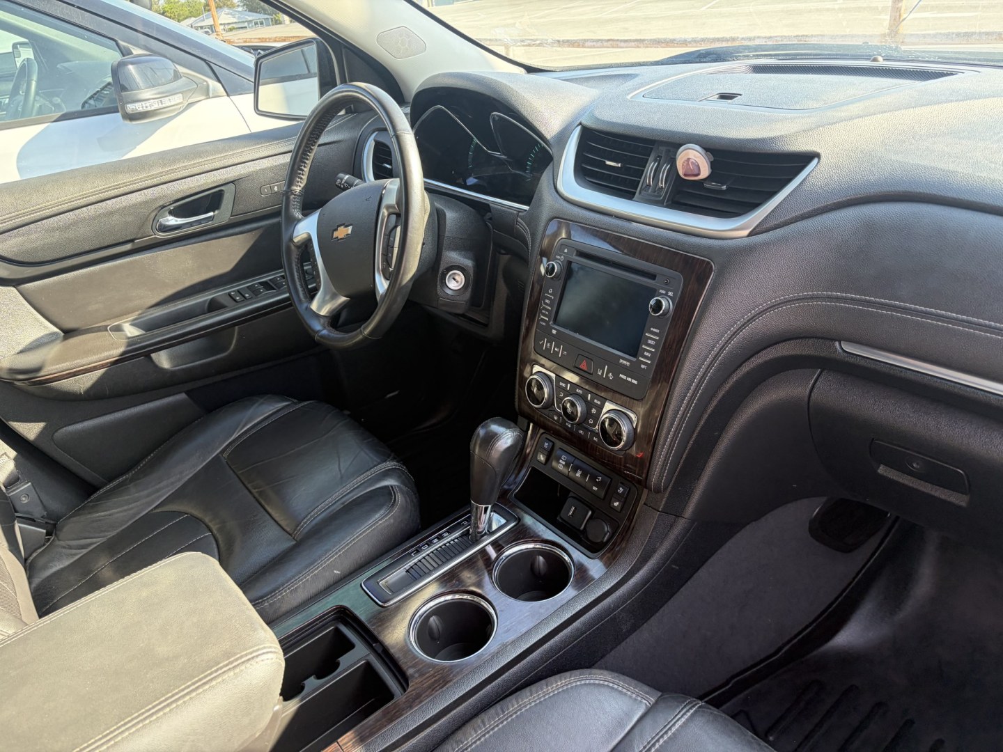 2016 Black Chevrolet Traverse LTZ FWD (1GNKRJKD4GJ) with an 3.6L V6 DOHC 24V engine, 6A transmission, located at 1687 Business 35 S, New Braunfels, TX, 78130, (830) 625-7159, 29.655487, -98.051491- Photo#3