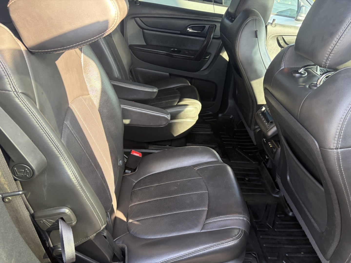 2016 Black Chevrolet Traverse LTZ FWD (1GNKRJKD4GJ) with an 3.6L V6 DOHC 24V engine, 6A transmission, located at 1687 Business 35 S, New Braunfels, TX, 78130, (830) 625-7159, 29.655487, -98.051491- Photo#4