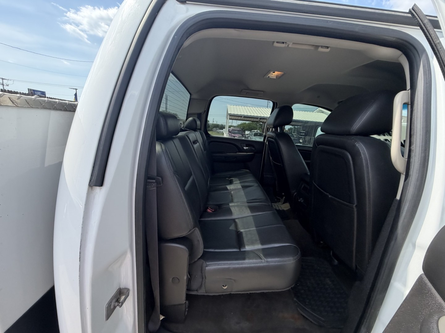 2012 White Chevrolet Silverado 2500HD LTZ Crew Cab 4WD (1GC1KYC82CF) with an 6.6L V8 OHV 32V TURBO DIESEL engine, 6-Speed Automatic transmission, located at 1687 Business 35 S, New Braunfels, TX, 78130, (830) 625-7159, 29.655487, -98.051491- Photo#6