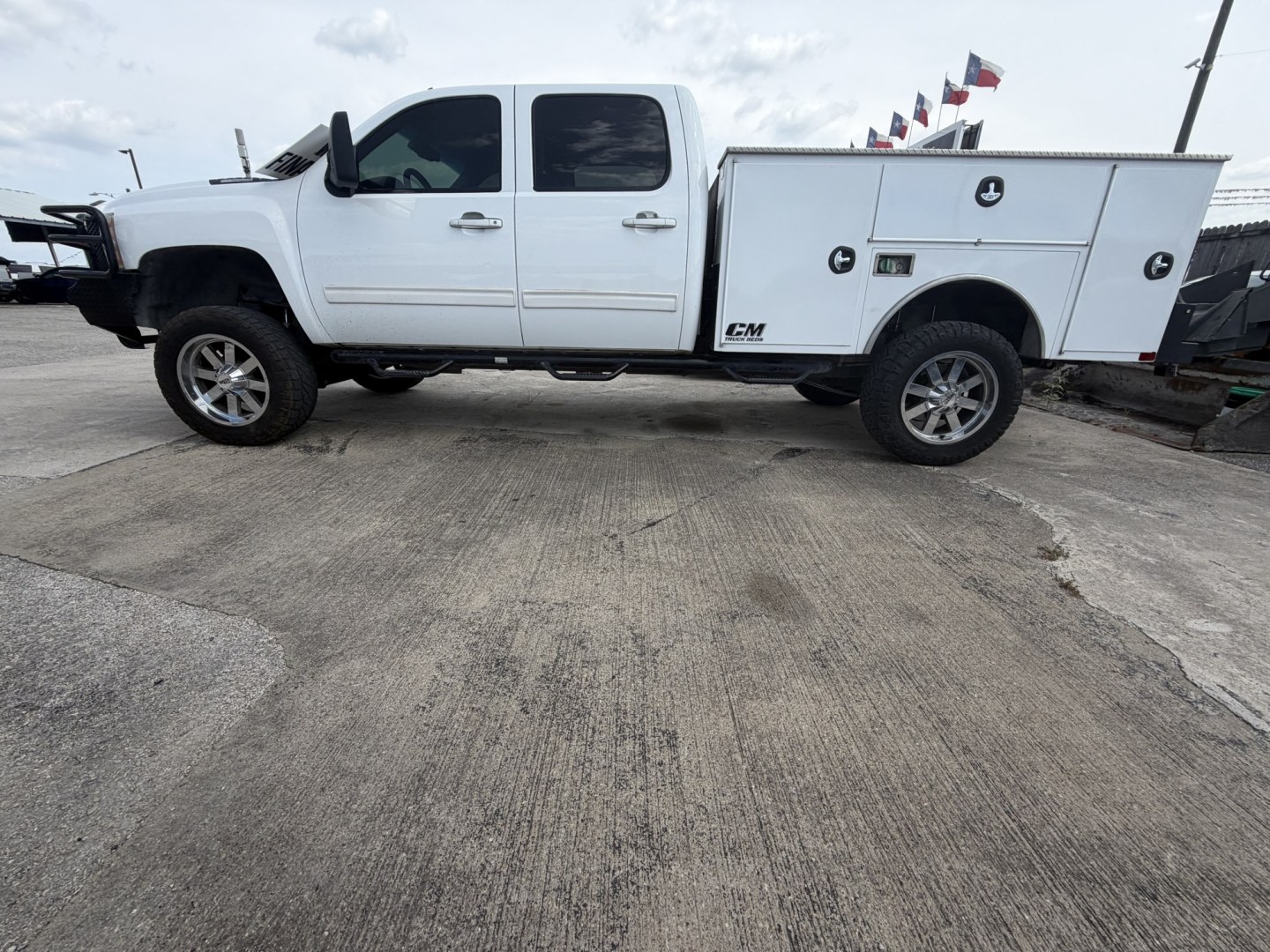 2012 White Chevrolet Silverado 2500HD LTZ Crew Cab 4WD (1GC1KYC82CF) with an 6.6L V8 OHV 32V TURBO DIESEL engine, 6-Speed Automatic transmission, located at 1687 Business 35 S, New Braunfels, TX, 78130, (830) 625-7159, 29.655487, -98.051491- Photo#11