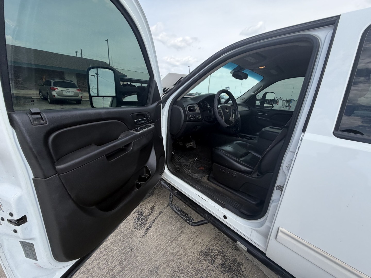 2012 White Chevrolet Silverado 2500HD LTZ Crew Cab 4WD (1GC1KYC82CF) with an 6.6L V8 OHV 32V TURBO DIESEL engine, 6-Speed Automatic transmission, located at 1687 Business 35 S, New Braunfels, TX, 78130, (830) 625-7159, 29.655487, -98.051491- Photo#13