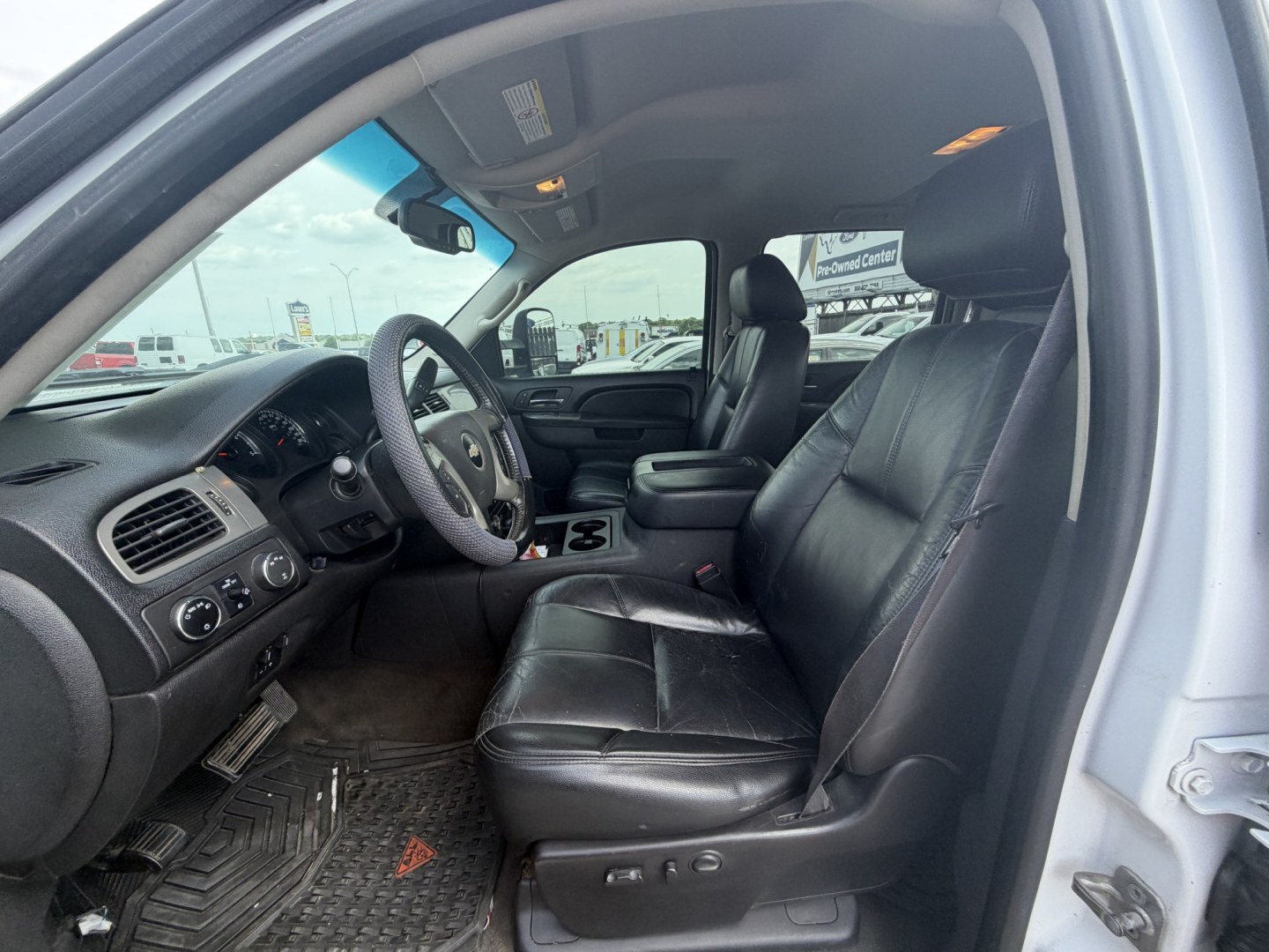2012 White Chevrolet Silverado 2500HD LTZ Crew Cab 4WD (1GC1KYC82CF) with an 6.6L V8 OHV 32V TURBO DIESEL engine, 6-Speed Automatic transmission, located at 1687 Business 35 S, New Braunfels, TX, 78130, (830) 625-7159, 29.655487, -98.051491- Photo#14