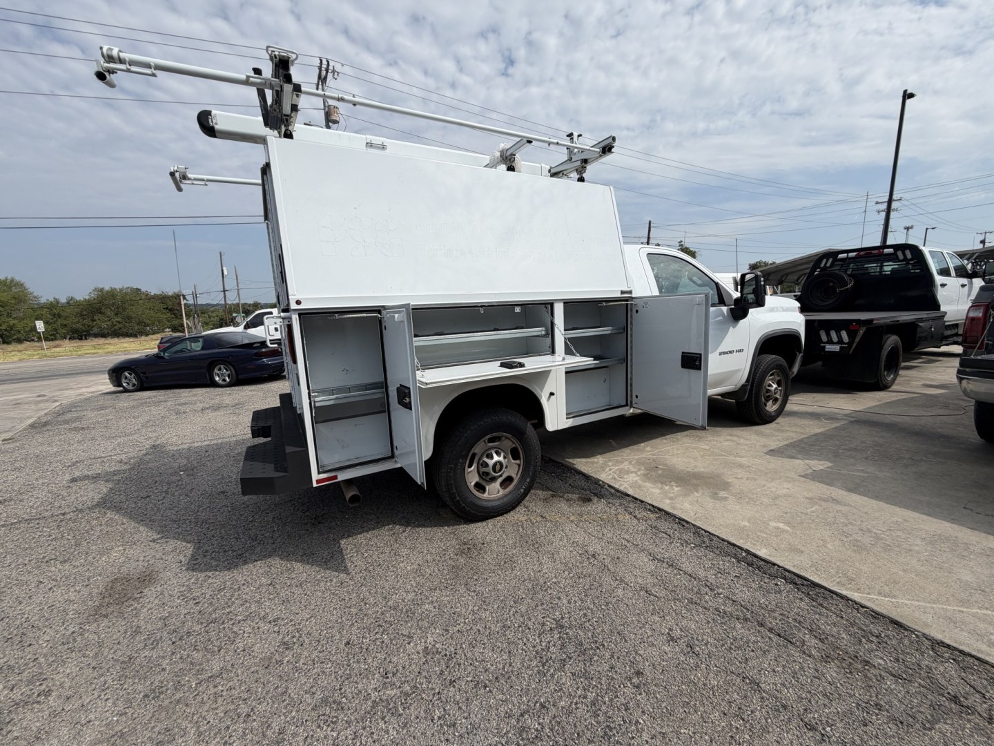 2022 White Chevrolet Silverado 2500HD Work Truck 2WD (1GC0WLE7XNF) with an 6.6L V8 OHV 16 engine, 6A transmission, located at 1687 Business 35 S, New Braunfels, TX, 78130, (830) 625-7159, 29.655487, -98.051491- Photo#2