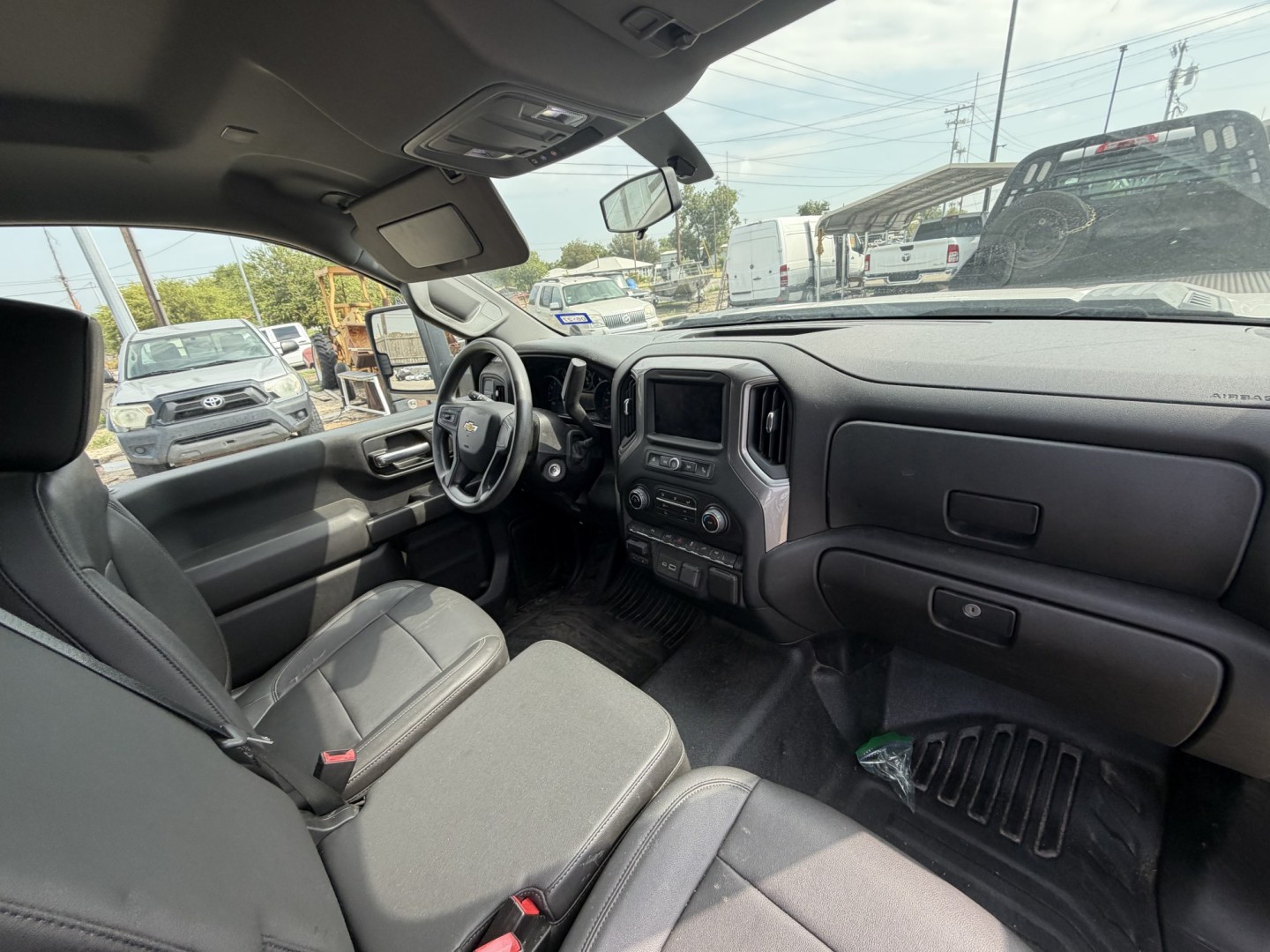 2022 White Chevrolet Silverado 2500HD Work Truck 2WD (1GC0WLE7XNF) with an 6.6L V8 OHV 16 engine, 6A transmission, located at 1687 Business 35 S, New Braunfels, TX, 78130, (830) 625-7159, 29.655487, -98.051491- Photo#4