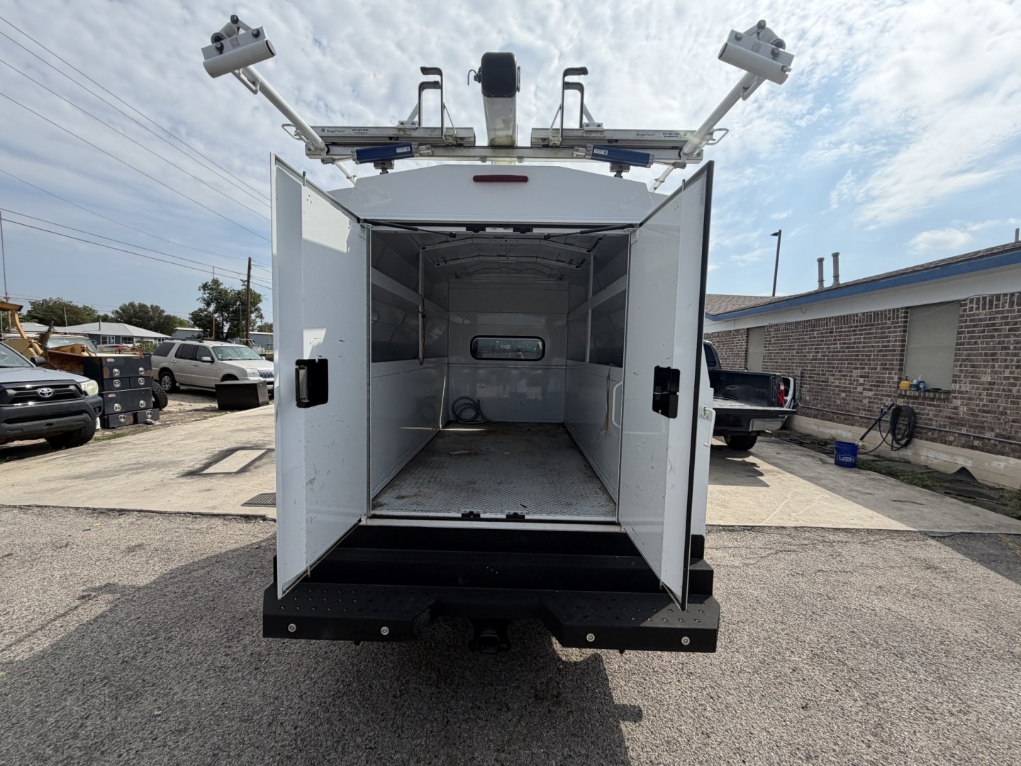 2022 White Chevrolet Silverado 2500HD Work Truck 2WD (1GC0WLE7XNF) with an 6.6L V8 OHV 16 engine, 6A transmission, located at 1687 Business 35 S, New Braunfels, TX, 78130, (830) 625-7159, 29.655487, -98.051491- Photo#5
