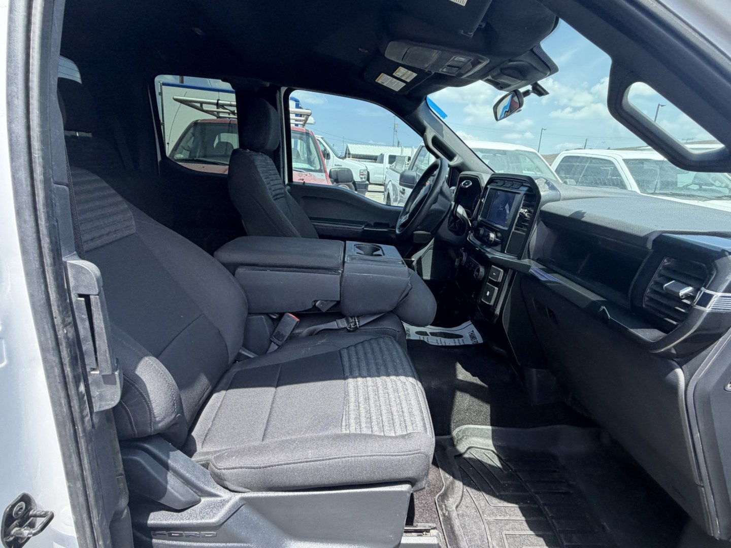 2022 White Ford F-150 STX SuperCab 6.5-ft. 4WD (1FTEX1EP2NK) with an 2.7L V6 DOHC 24V engine, 6A transmission, located at 1687 Business 35 S, New Braunfels, TX, 78130, (830) 625-7159, 29.655487, -98.051491- Photo#2