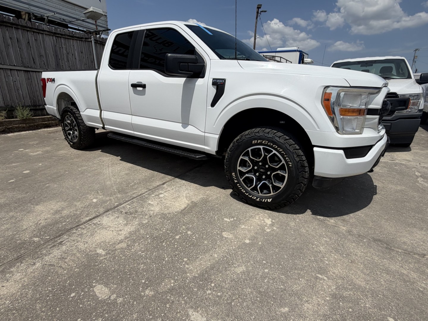 2022 White Ford F-150 STX SuperCab 6.5-ft. 4WD (1FTEX1EP2NK) with an 2.7L V6 DOHC 24V engine, 6A transmission, located at 1687 Business 35 S, New Braunfels, TX, 78130, (830) 625-7159, 29.655487, -98.051491- Photo#1