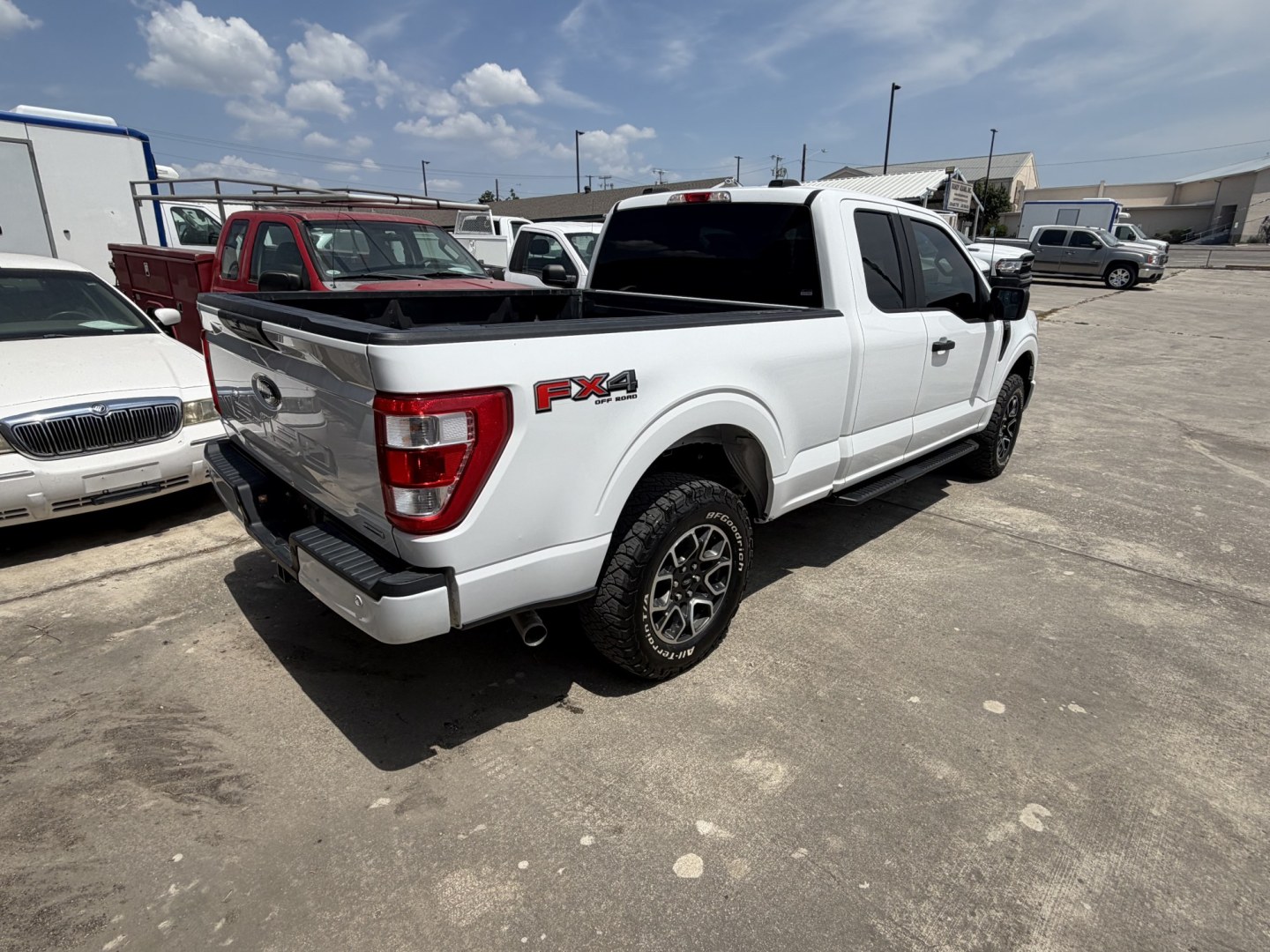 2022 White Ford F-150 STX SuperCab 6.5-ft. 4WD (1FTEX1EP2NK) with an 2.7L V6 DOHC 24V engine, 6A transmission, located at 1687 Business 35 S, New Braunfels, TX, 78130, (830) 625-7159, 29.655487, -98.051491- Photo#4