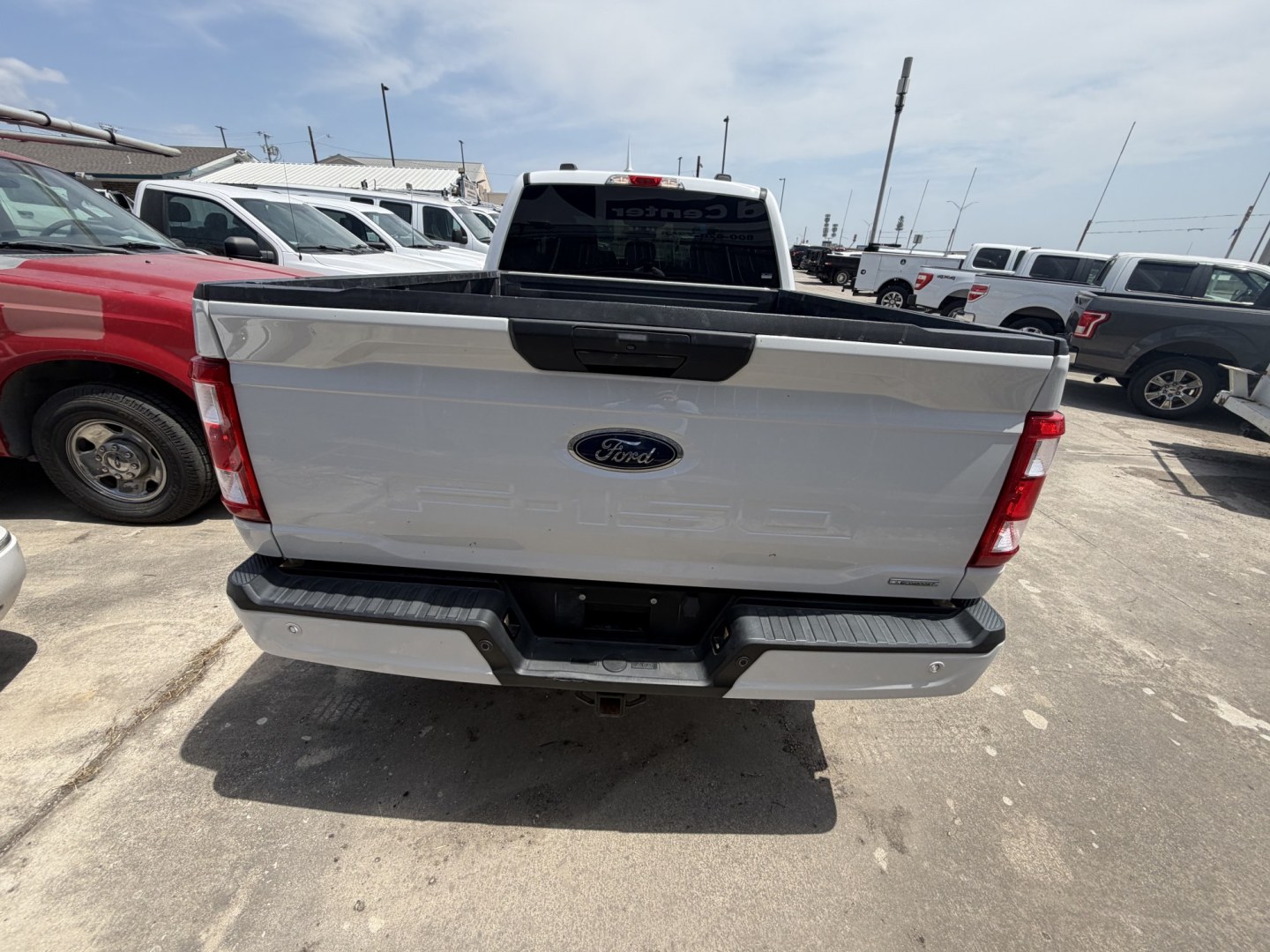 2022 White Ford F-150 STX SuperCab 6.5-ft. 4WD (1FTEX1EP2NK) with an 2.7L V6 DOHC 24V engine, 6A transmission, located at 1687 Business 35 S, New Braunfels, TX, 78130, (830) 625-7159, 29.655487, -98.051491- Photo#5