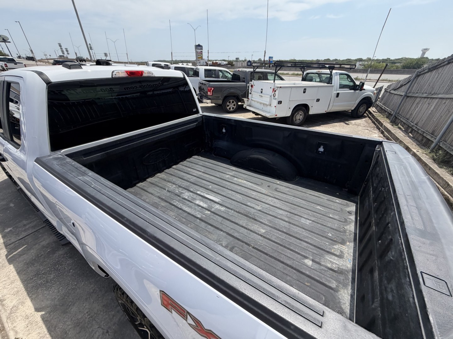 2022 White Ford F-150 STX SuperCab 6.5-ft. 4WD (1FTEX1EP2NK) with an 2.7L V6 DOHC 24V engine, 6A transmission, located at 1687 Business 35 S, New Braunfels, TX, 78130, (830) 625-7159, 29.655487, -98.051491- Photo#7