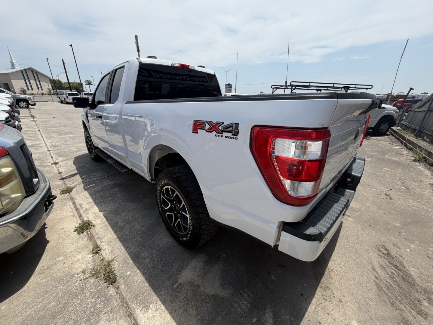 2022 White Ford F-150 STX SuperCab 6.5-ft. 4WD (1FTEX1EP2NK) with an 2.7L V6 DOHC 24V engine, 6A transmission, located at 1687 Business 35 S, New Braunfels, TX, 78130, (830) 625-7159, 29.655487, -98.051491- Photo#6
