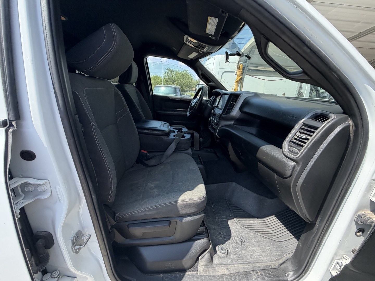 2022 White RAM 2500 Tradesman Crew Cab LWB 4WD (3C6UR5HJ0NG) with an 6.4L V8 engine, 6A transmission, located at 1687 Business 35 S, New Braunfels, TX, 78130, (830) 625-7159, 29.655487, -98.051491- Photo#2