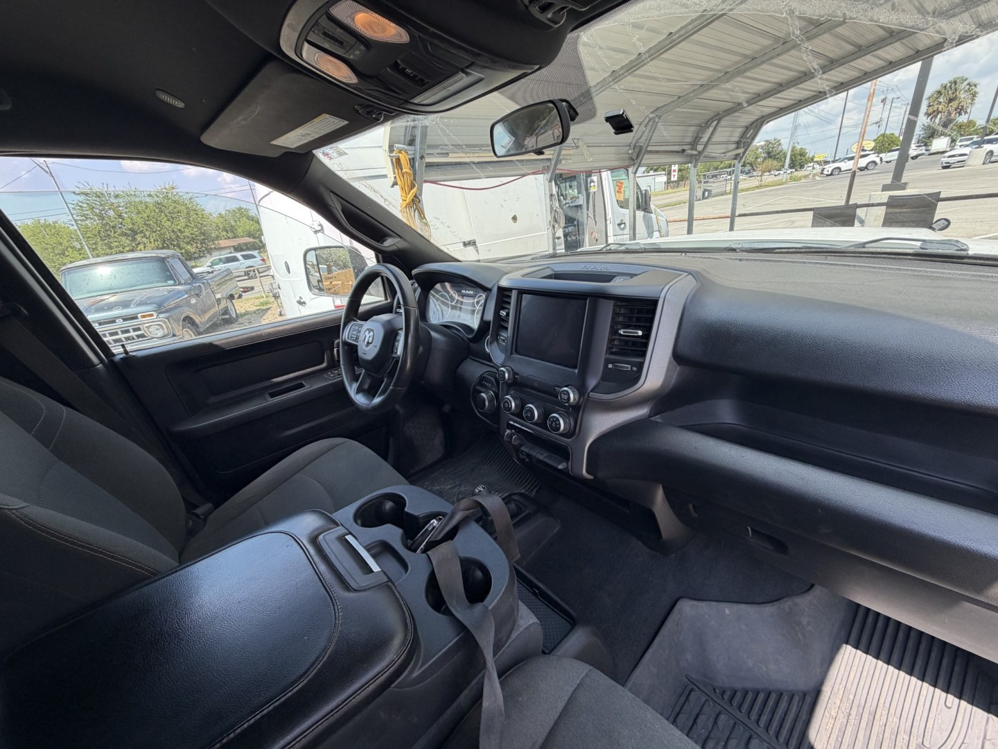 2022 White RAM 2500 Tradesman Crew Cab LWB 4WD (3C6UR5HJ0NG) with an 6.4L V8 engine, 6A transmission, located at 1687 Business 35 S, New Braunfels, TX, 78130, (830) 625-7159, 29.655487, -98.051491- Photo#3