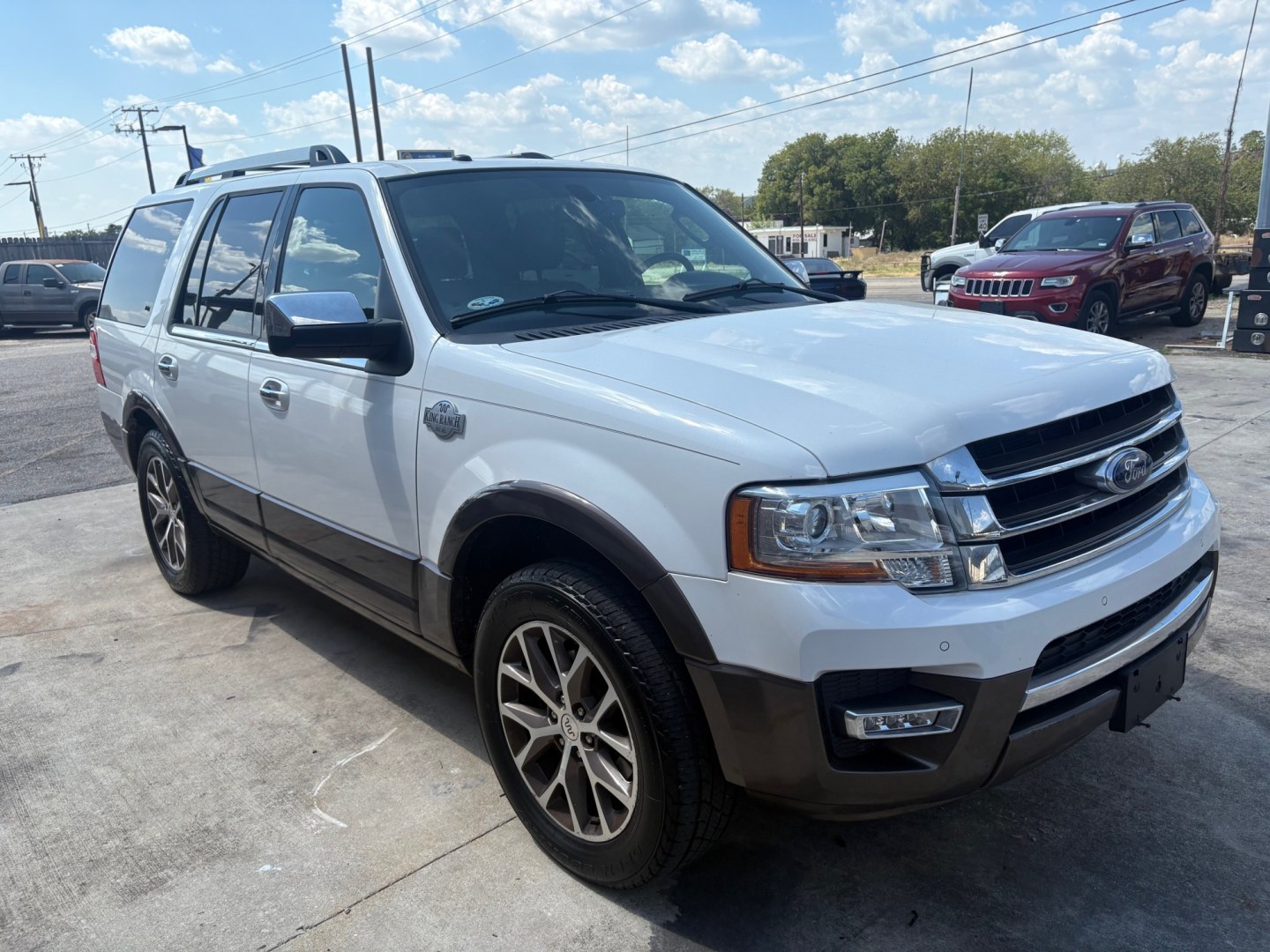 2015 White /brown Ford Expedition King Ranch 2WD (1FMJU1HT1FE) with an 3.5L V6 DOHC 24V FFV engine, 6A transmission, located at 1687 Business 35 S, New Braunfels, TX, 78130, (830) 625-7159, 29.655487, -98.051491- Photo#1