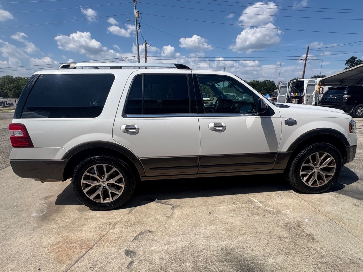 2015 White /brown Ford Expedition King Ranch 2WD (1FMJU1HT1FE) with an 3.5L V6 DOHC 24V FFV engine, 6A transmission, located at 1687 Business 35 S, New Braunfels, TX, 78130, (830) 625-7159, 29.655487, -98.051491- Photo#2