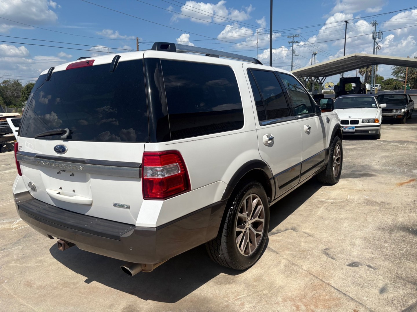 2015 White /brown Ford Expedition King Ranch 2WD (1FMJU1HT1FE) with an 3.5L V6 DOHC 24V FFV engine, 6A transmission, located at 1687 Business 35 S, New Braunfels, TX, 78130, (830) 625-7159, 29.655487, -98.051491- Photo#3