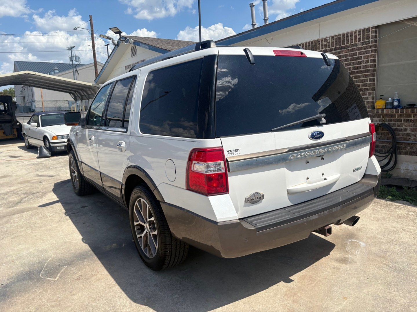 2015 White /brown Ford Expedition King Ranch 2WD (1FMJU1HT1FE) with an 3.5L V6 DOHC 24V FFV engine, 6A transmission, located at 1687 Business 35 S, New Braunfels, TX, 78130, (830) 625-7159, 29.655487, -98.051491- Photo#4