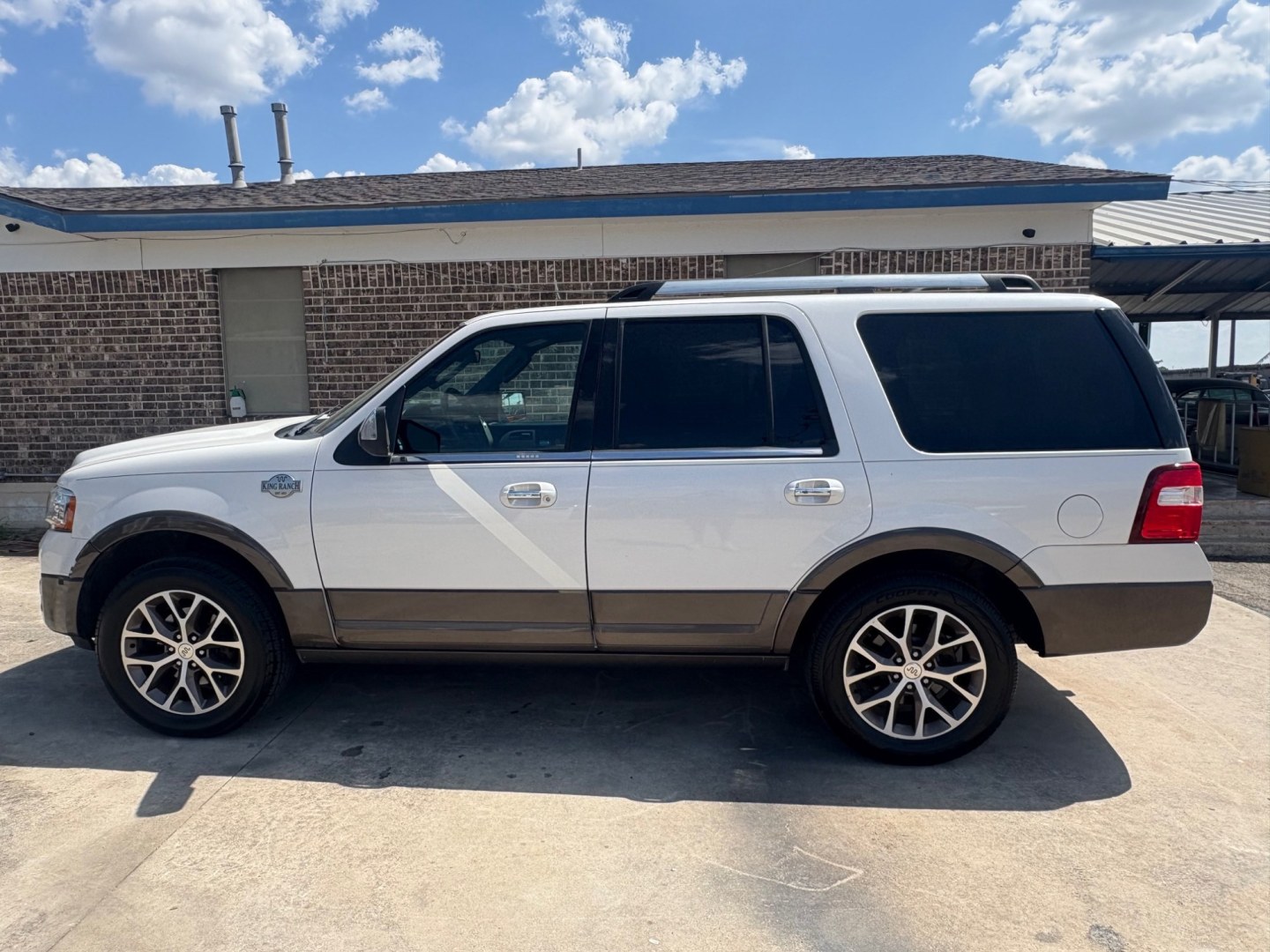 2015 White /brown Ford Expedition King Ranch 2WD (1FMJU1HT1FE) with an 3.5L V6 DOHC 24V FFV engine, 6A transmission, located at 1687 Business 35 S, New Braunfels, TX, 78130, (830) 625-7159, 29.655487, -98.051491- Photo#5
