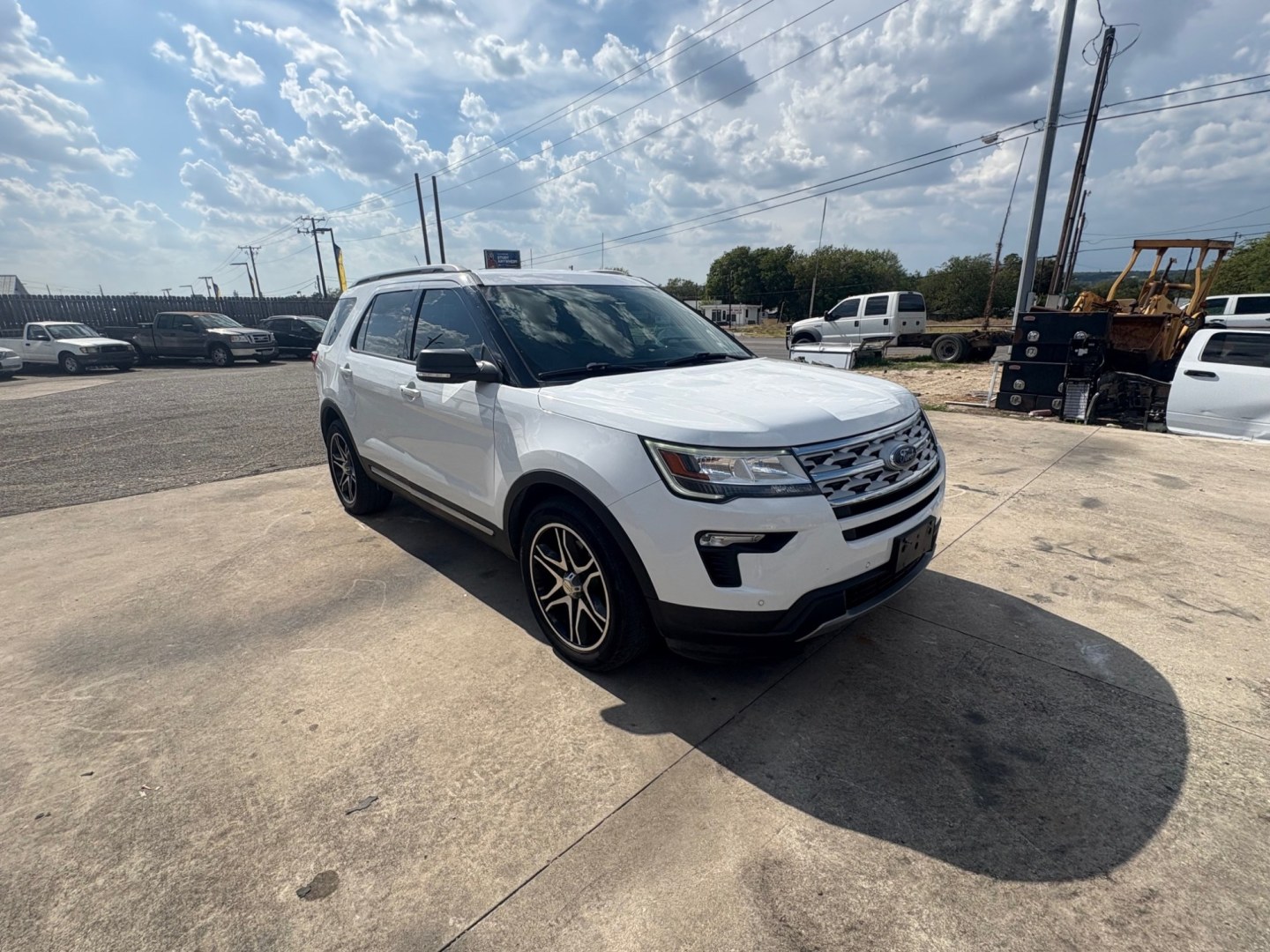 2019 White / black Ford Explorer XLT FWD (1FM5K7D88KG) with an 3.5L V6 DOHC 24V engine, 6A transmission, located at 1687 Business 35 S, New Braunfels, TX, 78130, (830) 625-7159, 29.655487, -98.051491- Photo#2