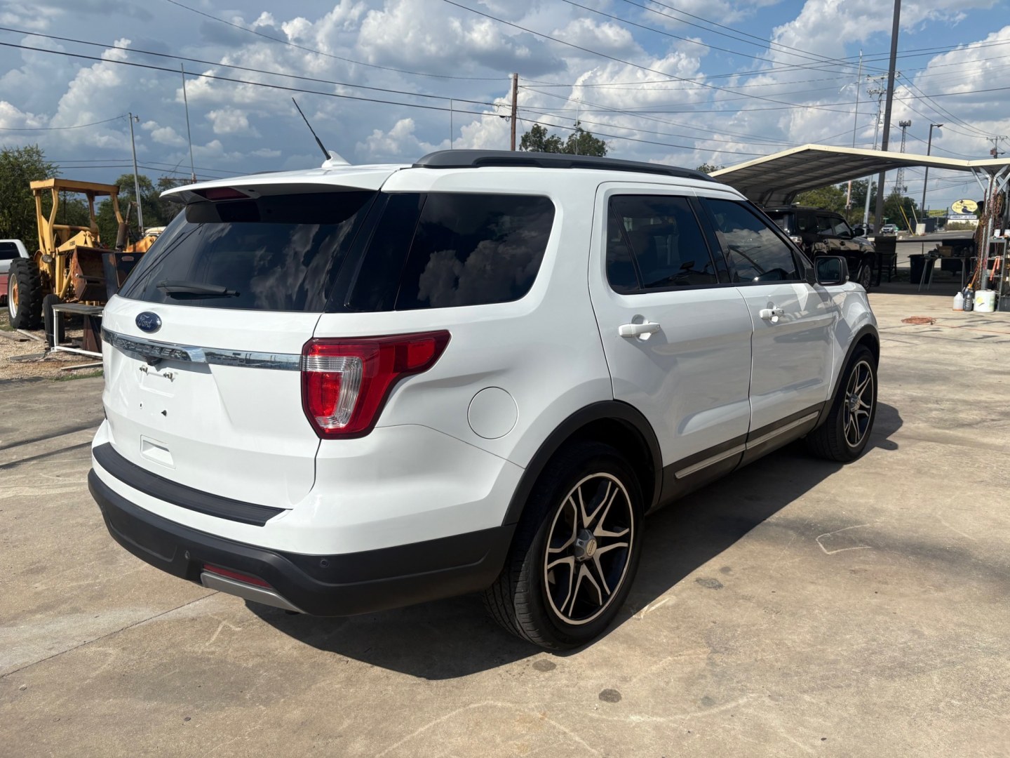 2019 White / black Ford Explorer XLT FWD (1FM5K7D88KG) with an 3.5L V6 DOHC 24V engine, 6A transmission, located at 1687 Business 35 S, New Braunfels, TX, 78130, (830) 625-7159, 29.655487, -98.051491- Photo#4