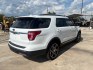 2019 White / black Ford Explorer XLT FWD (1FM5K7D88KG) with an 3.5L V6 DOHC 24V engine, 6A transmission, located at 1687 Business 35 S, New Braunfels, TX, 78130, (830) 625-7159, 29.655487, -98.051491- Photo#4