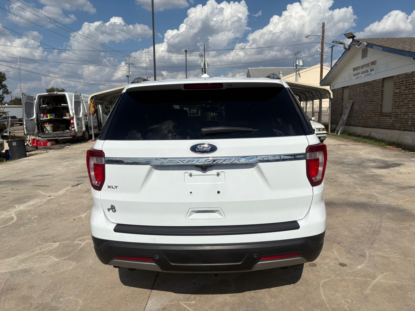 2019 White / black Ford Explorer XLT FWD (1FM5K7D88KG) with an 3.5L V6 DOHC 24V engine, 6A transmission, located at 1687 Business 35 S, New Braunfels, TX, 78130, (830) 625-7159, 29.655487, -98.051491- Photo#5