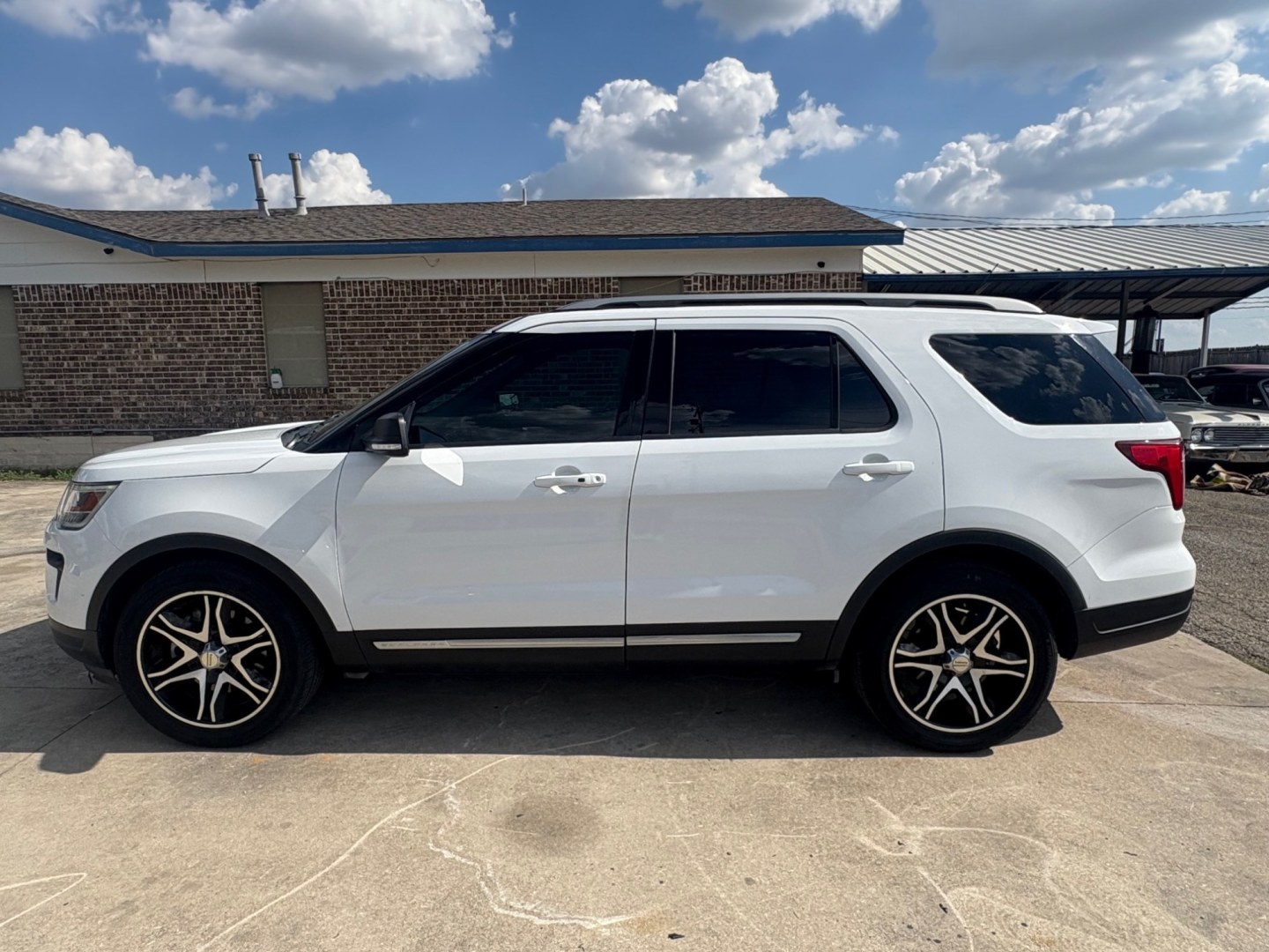 2019 White / black Ford Explorer XLT FWD (1FM5K7D88KG) with an 3.5L V6 DOHC 24V engine, 6A transmission, located at 1687 Business 35 S, New Braunfels, TX, 78130, (830) 625-7159, 29.655487, -98.051491- Photo#7