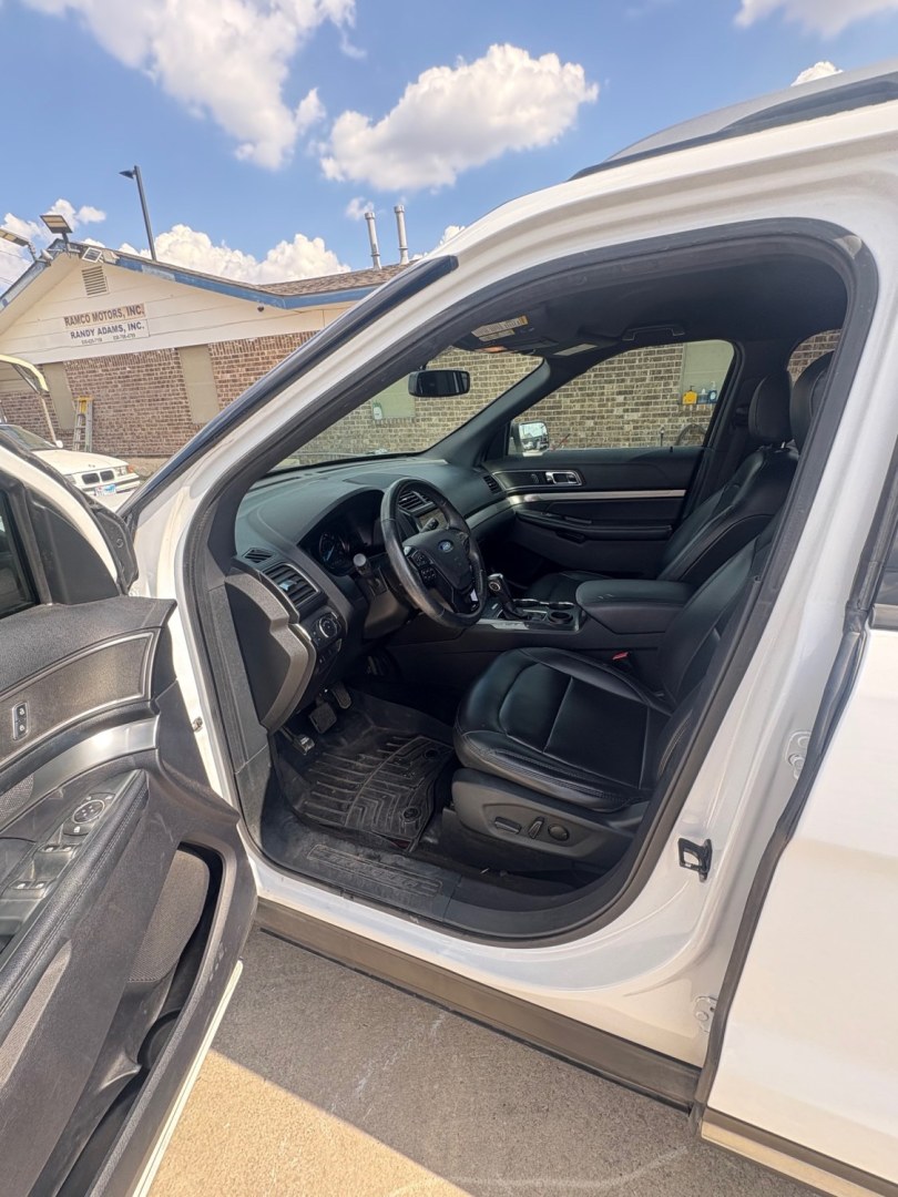 2019 White / black Ford Explorer XLT FWD (1FM5K7D88KG) with an 3.5L V6 DOHC 24V engine, 6A transmission, located at 1687 Business 35 S, New Braunfels, TX, 78130, (830) 625-7159, 29.655487, -98.051491- Photo#10