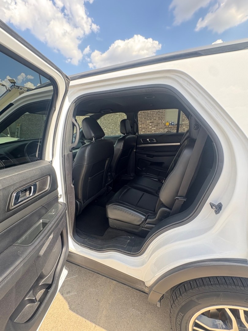 2019 White / black Ford Explorer XLT FWD (1FM5K7D88KG) with an 3.5L V6 DOHC 24V engine, 6A transmission, located at 1687 Business 35 S, New Braunfels, TX, 78130, (830) 625-7159, 29.655487, -98.051491- Photo#11
