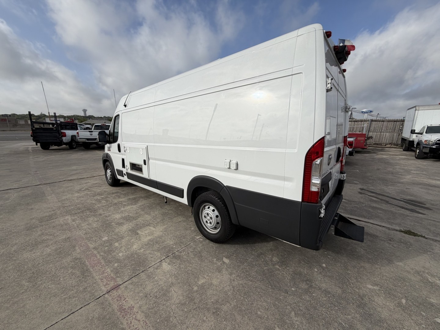 2018 White RAM Promaster 3500 High Roof Tradesman 159-in. WB Ext (3C6URVJG5JE) with an 3.6L V6 engine, 6A transmission, located at 1687 Business 35 S, New Braunfels, TX, 78130, (830) 625-7159, 29.655487, -98.051491- Photo#6