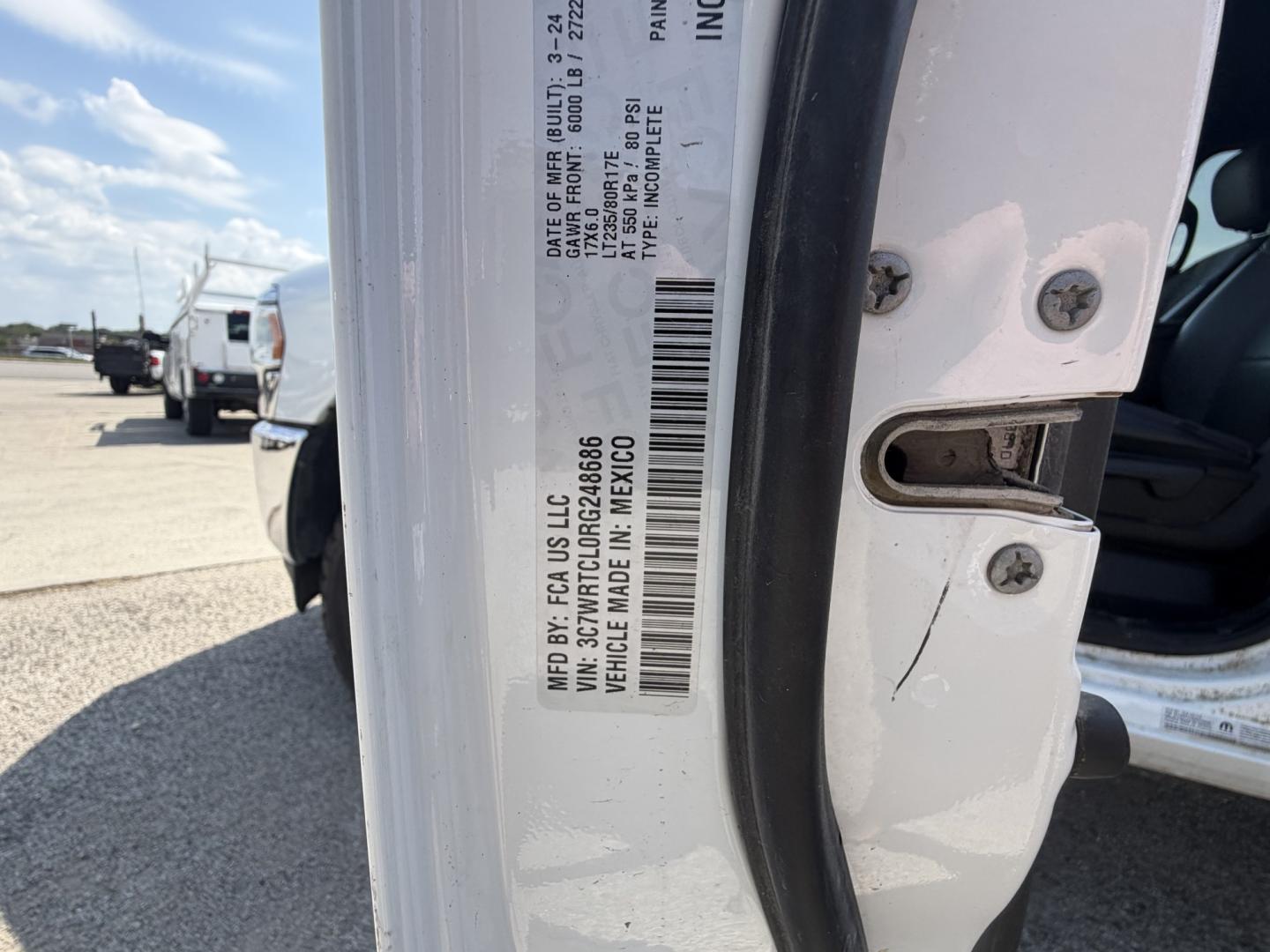 2024 White RAM 3500 Crew Cab 4WD DRW (3C7WRTCL0RG) with an 6.7L L6 OHV 24V TURBO DIESEL engine, 6A transmission, located at 1687 Business 35 S, New Braunfels, TX, 78130, (830) 625-7159, 29.655487, -98.051491- Photo#17
