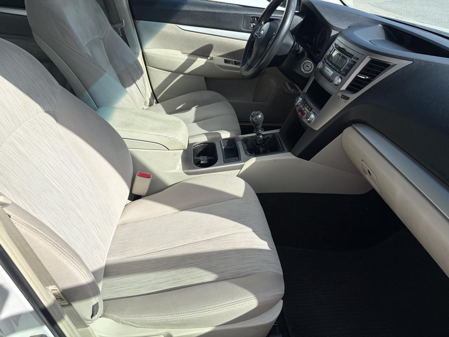 2014 White Subaru Outback 2.5i (4S4BRCAC0E1) with an 2.5L H4 DOHC 16V engine, located at 1687 Business 35 S, New Braunfels, TX, 78130, (830) 625-7159, 29.655487, -98.051491- Photo#2