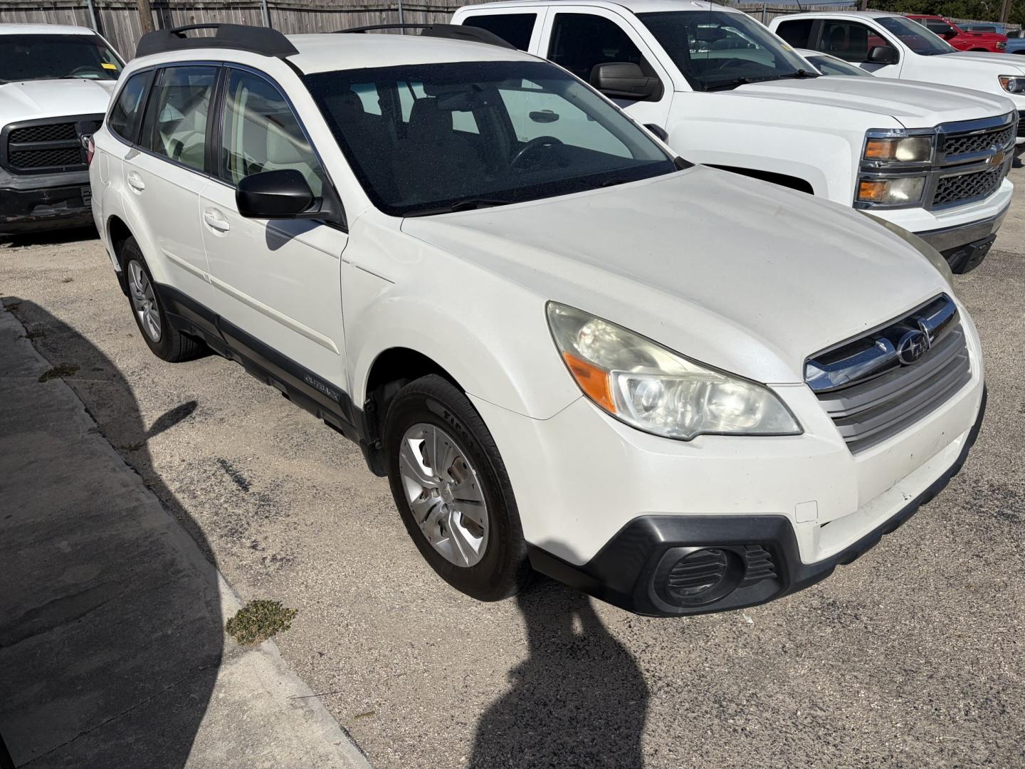 2014 White Subaru Outback 2.5i (4S4BRCAC0E1) with an 2.5L H4 DOHC 16V engine, located at 1687 Business 35 S, New Braunfels, TX, 78130, (830) 625-7159, 29.655487, -98.051491- Photo#1