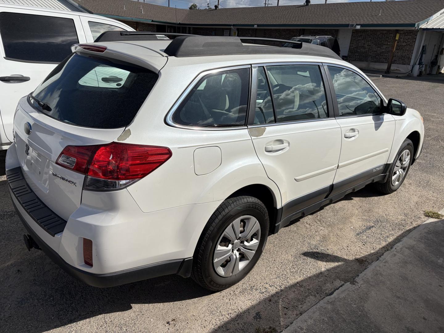 2014 White Subaru Outback 2.5i (4S4BRCAC0E1) with an 2.5L H4 DOHC 16V engine, located at 1687 Business 35 S, New Braunfels, TX, 78130, (830) 625-7159, 29.655487, -98.051491- Photo#6