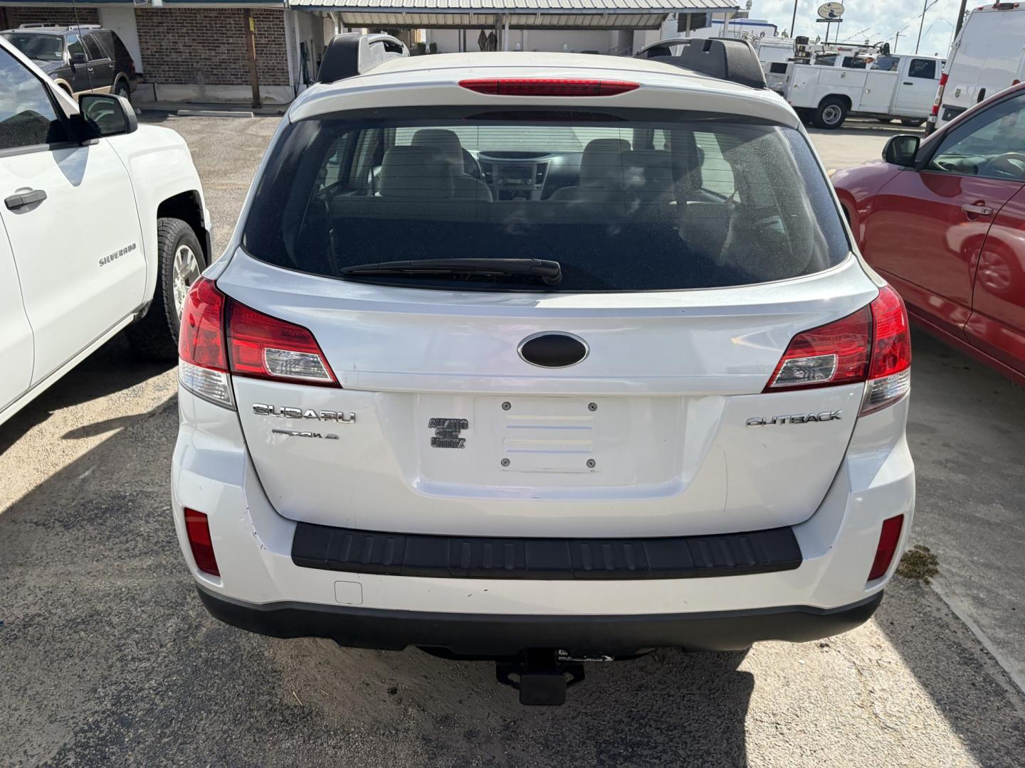 2014 White Subaru Outback 2.5i (4S4BRCAC0E1) with an 2.5L H4 DOHC 16V engine, located at 1687 Business 35 S, New Braunfels, TX, 78130, (830) 625-7159, 29.655487, -98.051491- Photo#7