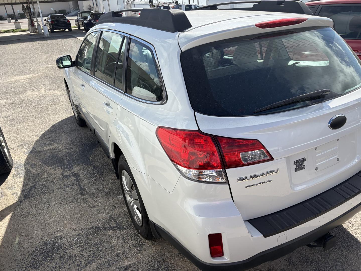 2014 White Subaru Outback 2.5i (4S4BRCAC0E1) with an 2.5L H4 DOHC 16V engine, located at 1687 Business 35 S, New Braunfels, TX, 78130, (830) 625-7159, 29.655487, -98.051491- Photo#8