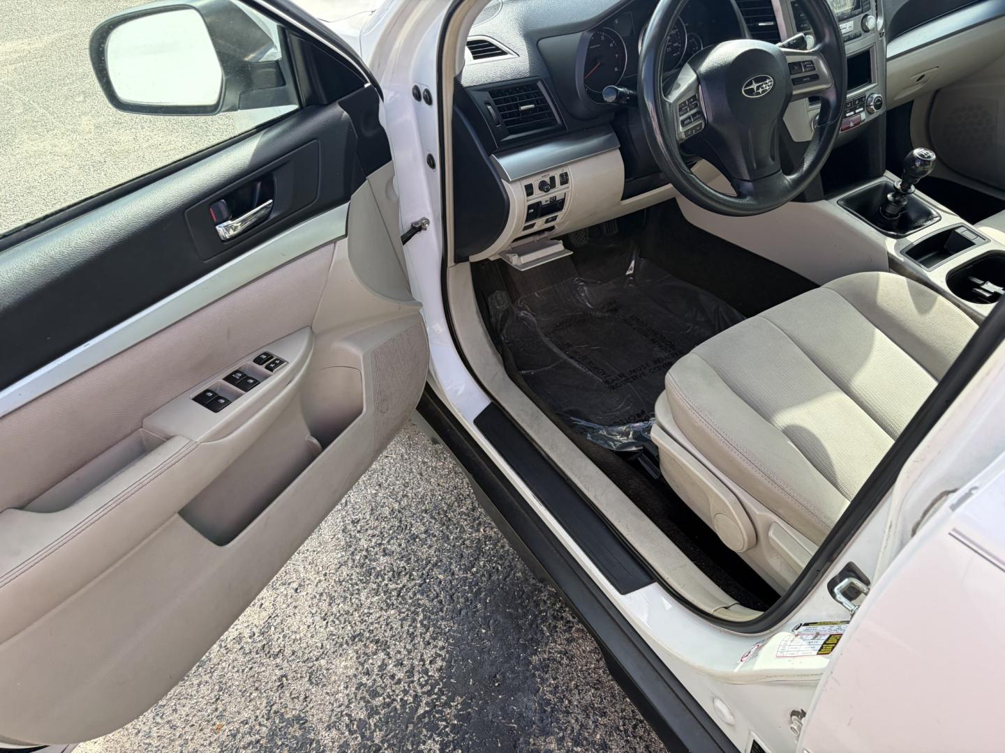 2014 White Subaru Outback 2.5i (4S4BRCAC0E1) with an 2.5L H4 DOHC 16V engine, located at 1687 Business 35 S, New Braunfels, TX, 78130, (830) 625-7159, 29.655487, -98.051491- Photo#10