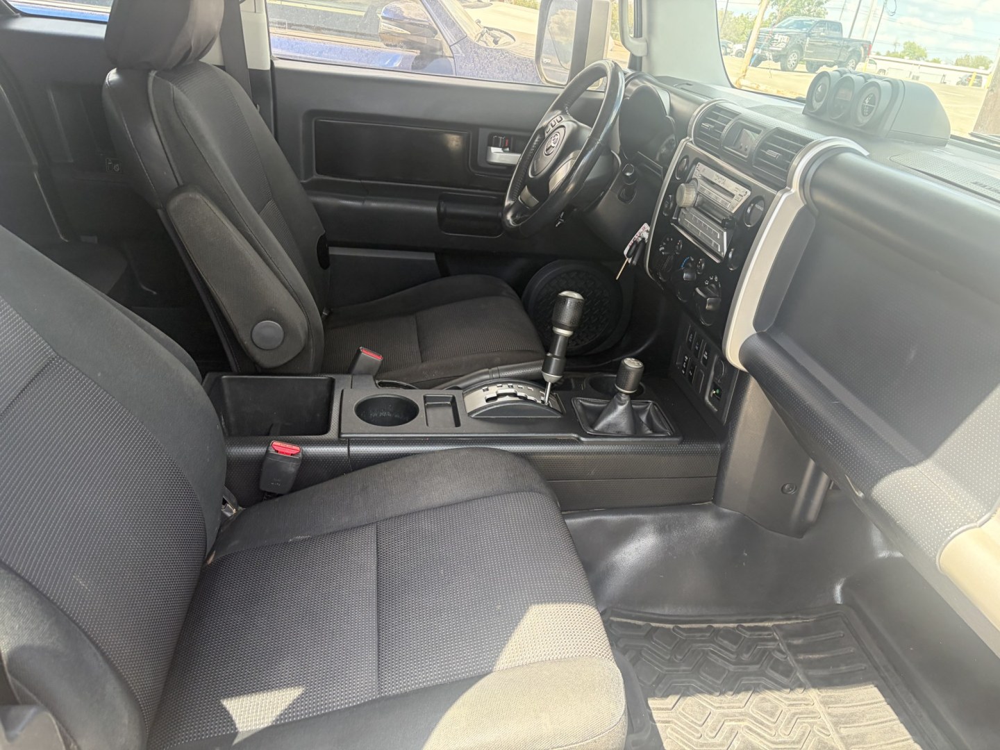 2007 Black Toyota FJ Cruiser 4WD AT (JTEBU11F870) with an 3.4L V6 DOHC 24V engine, 5A OD transmission, located at 1687 Business 35 S, New Braunfels, TX, 78130, (830) 625-7159, 29.655487, -98.051491- Photo#2