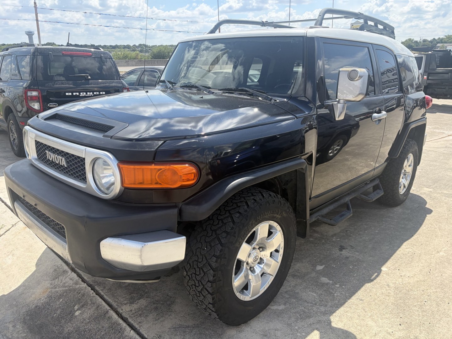 2007 Black Toyota FJ Cruiser 4WD AT (JTEBU11F870) with an 3.4L V6 DOHC 24V engine, 5A OD transmission, located at 1687 Business 35 S, New Braunfels, TX, 78130, (830) 625-7159, 29.655487, -98.051491- Photo#0