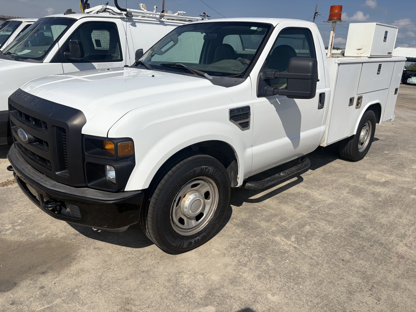 2010 White Ford F-350 SD XL 2WD (1FTWF3A57AE) with an 5.4L V8 SOHC 24V engine, located at 1687 Business 35 S, New Braunfels, TX, 78130, (830) 625-7159, 29.655487, -98.051491- Photo#0