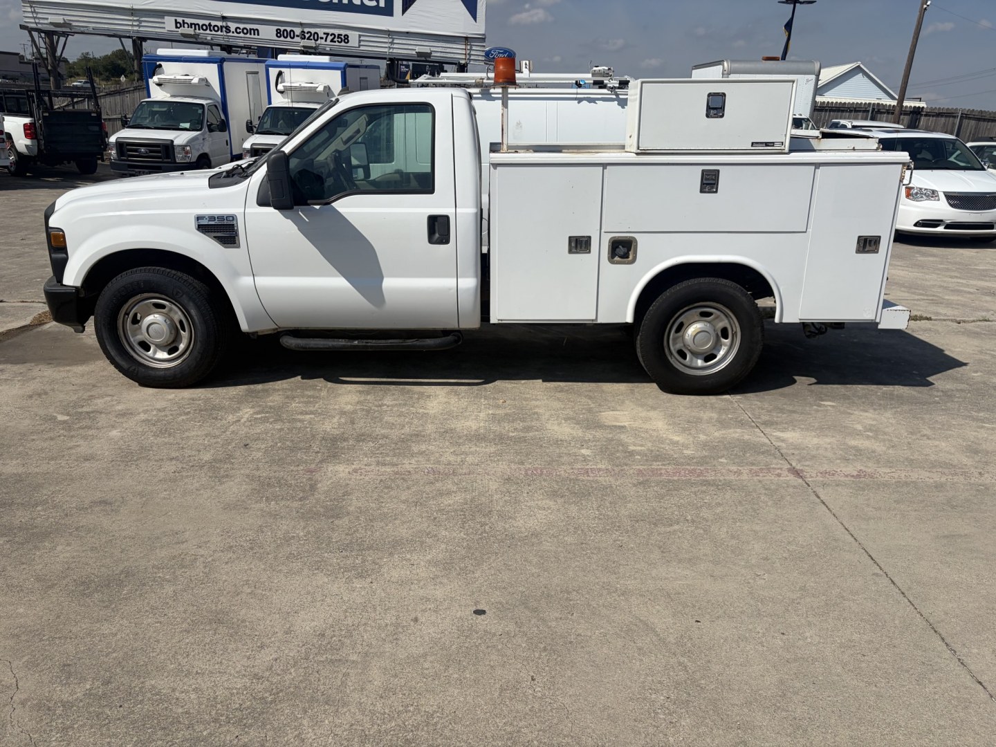 2010 White Ford F-350 SD XL 2WD (1FTWF3A57AE) with an 5.4L V8 SOHC 24V engine, located at 1687 Business 35 S, New Braunfels, TX, 78130, (830) 625-7159, 29.655487, -98.051491- Photo#13