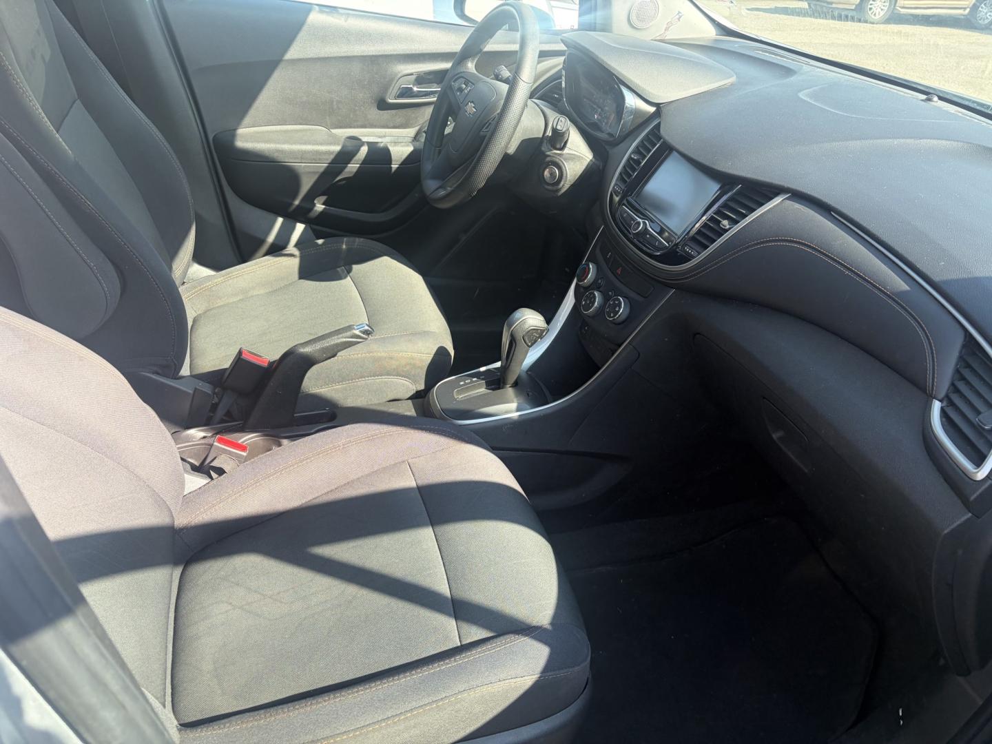 2017 Silver Chevrolet Trax LT AWD (3GNCJPSB6HL) with an 1.4L L4 DOHC 16V engine, 6A transmission, located at 1687 Business 35 S, New Braunfels, TX, 78130, (830) 625-7159, 29.655487, -98.051491- Photo#2