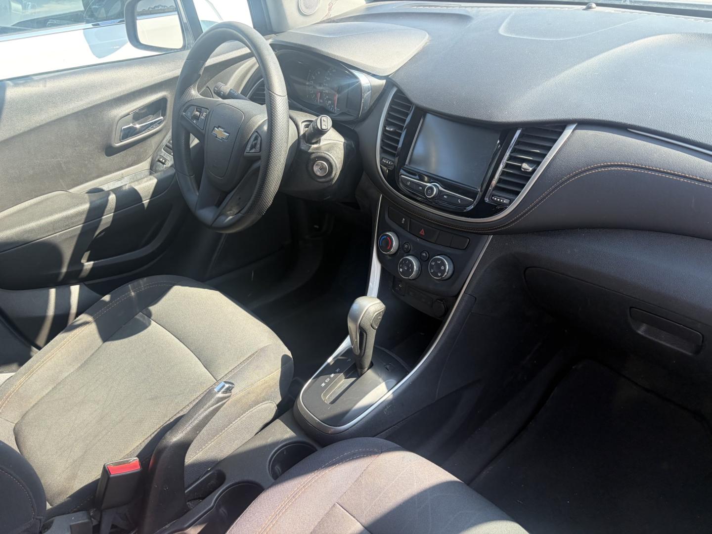 2017 Silver Chevrolet Trax LT AWD (3GNCJPSB6HL) with an 1.4L L4 DOHC 16V engine, 6A transmission, located at 1687 Business 35 S, New Braunfels, TX, 78130, (830) 625-7159, 29.655487, -98.051491- Photo#3