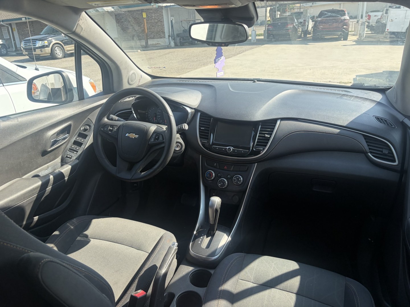 2017 Silver Chevrolet Trax LT AWD (3GNCJPSB6HL) with an 1.4L L4 DOHC 16V engine, 6A transmission, located at 1687 Business 35 S, New Braunfels, TX, 78130, (830) 625-7159, 29.655487, -98.051491- Photo#5